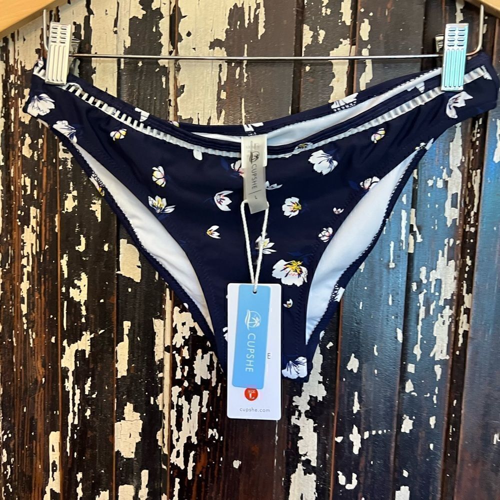 Women’s NWT Cupshe floral Bikini bottom. Size Large.